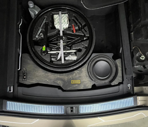 Короб стелс 10" для Volkswagen Touareg III в нишу багажника
