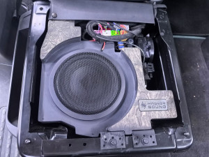 Короб стелс 10" для Volkswagen Transporter, Multivan, Caravelle, California Т6 и Т6.1 под сиденье