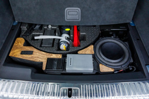 Короб стелс 10" для Audi Q8 в нишу багажника